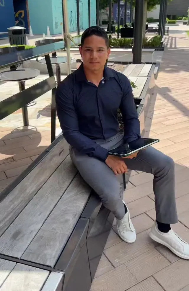 Nilson Villegas sentado en exteriores con una tablet en la mano