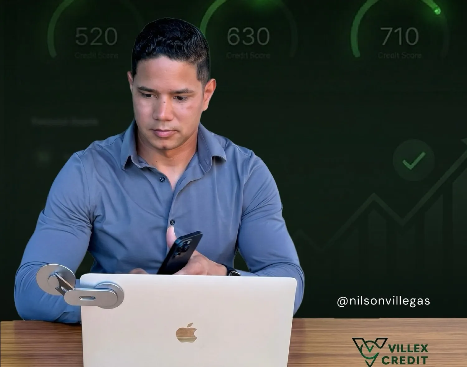 Nilson Villegas revisando un perfil de crédito en su laptop